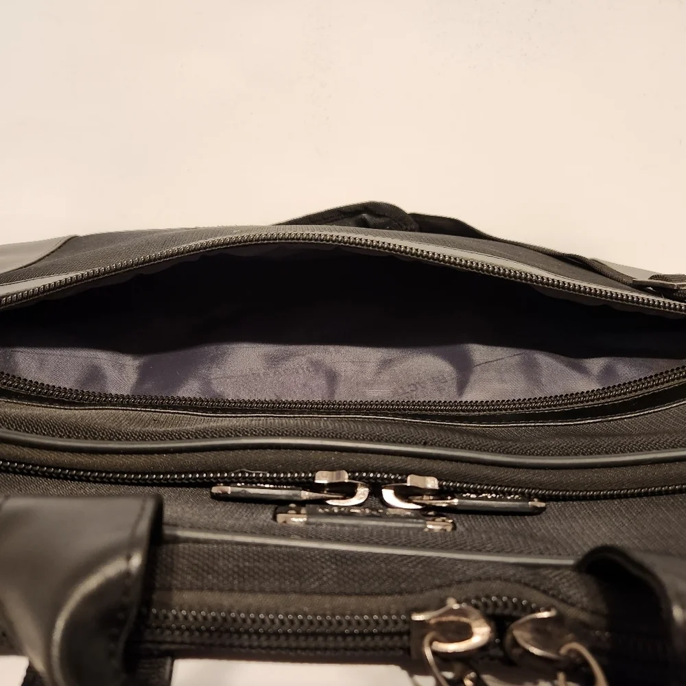 Like New Kenneth Cole Reaction Work Bag with R-tech lining